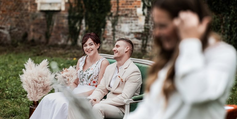 un couple de mariés assis dans un fauteuil pendant leur cérémonie