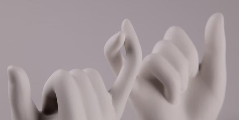 mano di marmo che si toccano per consulenza