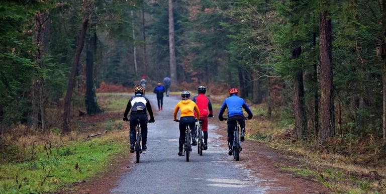 Grupo de pessoas em uma trilha de bicicleta