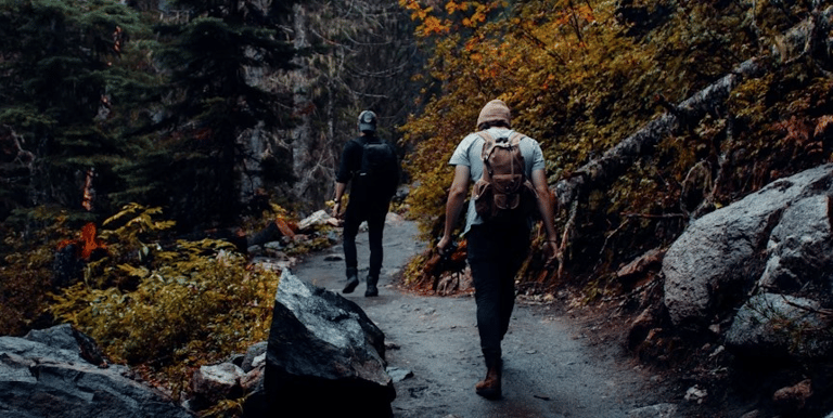 Casal caminhando em uma trilha