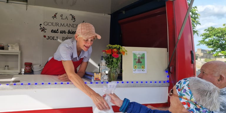 Virginia Food Truck servant des galettes et crêpes bretonnes aux clients sur un marché