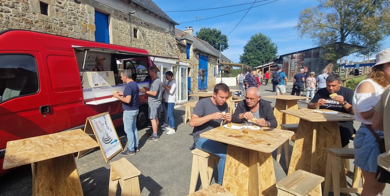 Clients dégustant des galettes et crêpes bretonnes devant le Virginia Food Truck