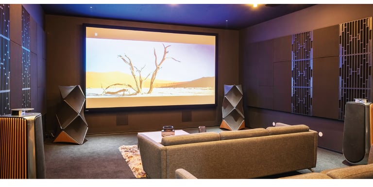 alt="Home Cinema con Dolby Atmos y diseño arquitectónico – Alchemist Design"
