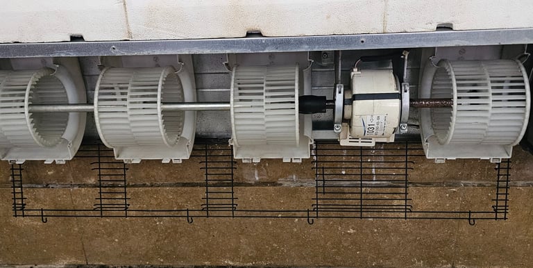 motor con turbina de una instalación de conductos de suelo.