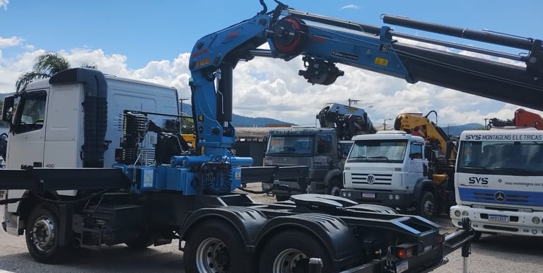 Volvo FH 400 com munck azul