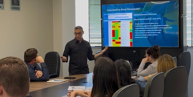 Fabrício Martins conduzindo consultoria estratégica sobre riscos psicossociais e alta performance 