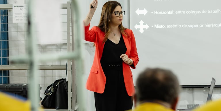 Palestra sobre assédio moral e cultura organizacional ministrada por profissional em ambiente corpor