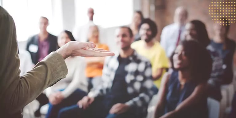 Treinamento corporativo conduzido por Fabrício Martins com profissionais em ambiente organizacional