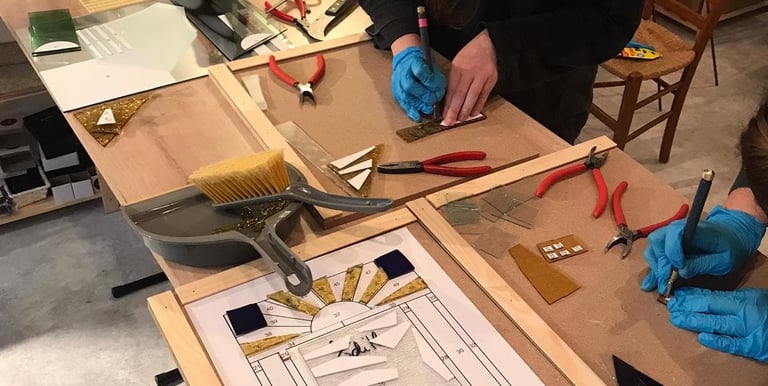 Cours perfectionnement vitrail Paris : travail de précision et savoir-faire.