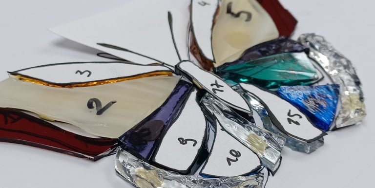 Création vitrail papillon méthode Tiffany en cours d'assemblage (Stage 4h).