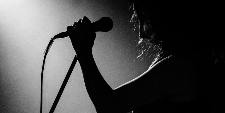 Coaching scénique d'une chanteuse sur scène à Bayonne, Biarritz, Anglet, Pays basque