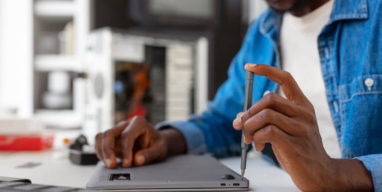 gros-plan-sur-un-homme-travaillant-sur-des-puces-informatiques