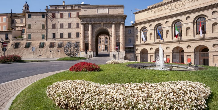 Macerata palazzi rinascimentali cultura Marche