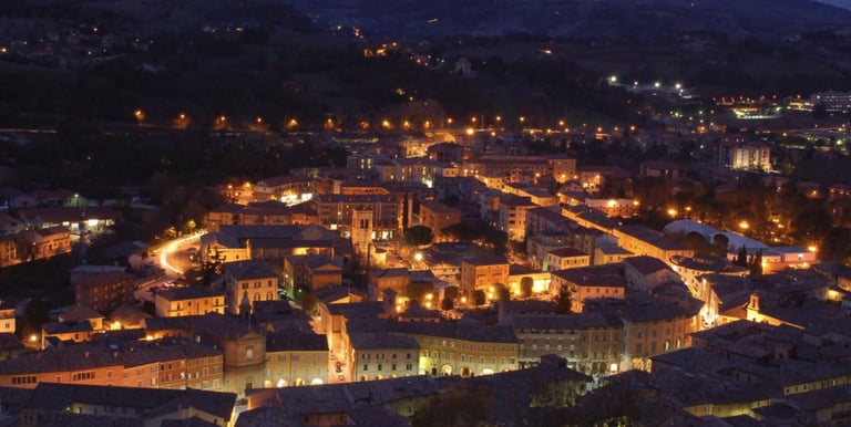 Piazza storica e rovine panoramiche Marche