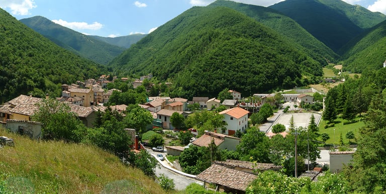 Paese trote sentieri boschivi nelle Marche