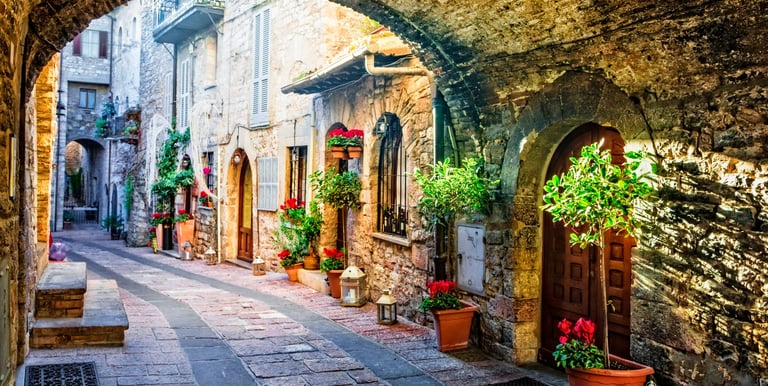 Spello vicoli fioriti mura storiche Umbria
