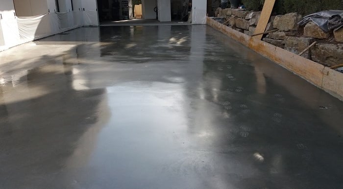 Hormigón pulido con un acabado brillante, ideal para parkings.