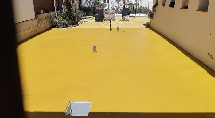 Superficie de hormigón pulido en color albero, ideal para patios y espacios exteriores con un acabado moderno.