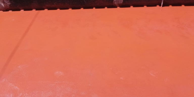 Hormigón pulido en color rojo, ideal para interiores o exteriores que buscan un acabado llamativo, resistente y moderno.