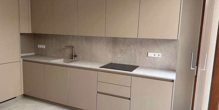 Reforma integral de cocina en Mallorca con diseño funcional y materiales de primera calidad