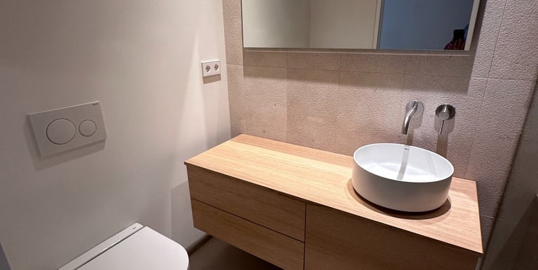 Montaje e instalación de lavabo moderno en reforma de baño en Mallorca con estilo contemporáneo. Renovación completa de aseo