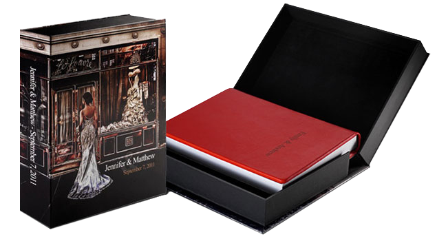 un livre avec une couverture rouge et un livre dans un coffret Art Box
