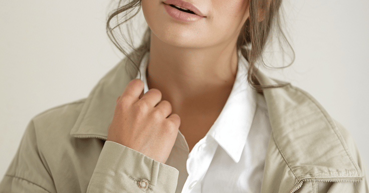 un portrait de femme en chemise blanche et veste