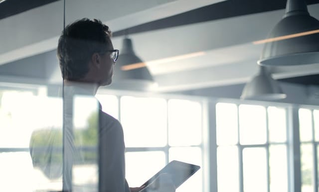 Conseil au Entreprises informatique et IT homme réfléchi et appelle Consultant