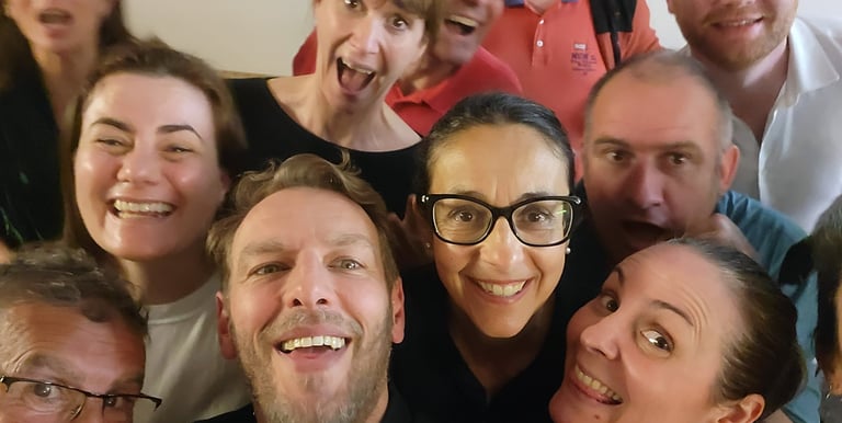 Groupe d'élèves cours de théâtre comique comedy Paris — Comic Academy