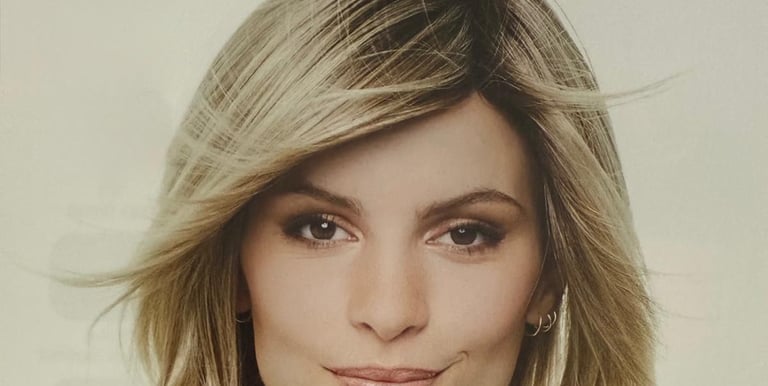 Femme aux cheveux blonds coiffés en dégradé avec une frange balayée.