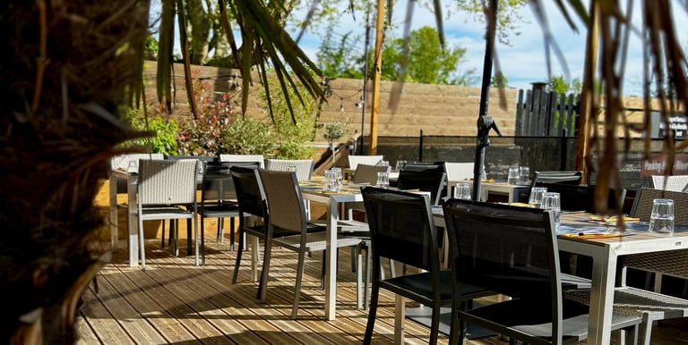 Salle et terrasse de la Pizzeria Régine Fontaines sur saône