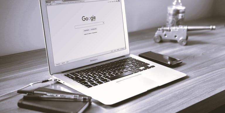 Ordinateur avec page Google affichée pour évoquer le référencement des pages