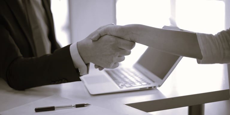 Poignée de main entre un homme et une femme après une rencontre pour créer ensemble un projet