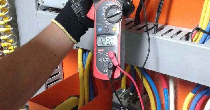 Electrician calificat si cu experenta verifica circuitele electrice cu unelte  profesionale de ulte