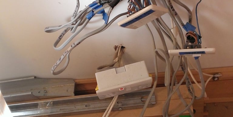 Reparatii, reabilitare, modernizare, punere in functie instalatii electrice vechi.