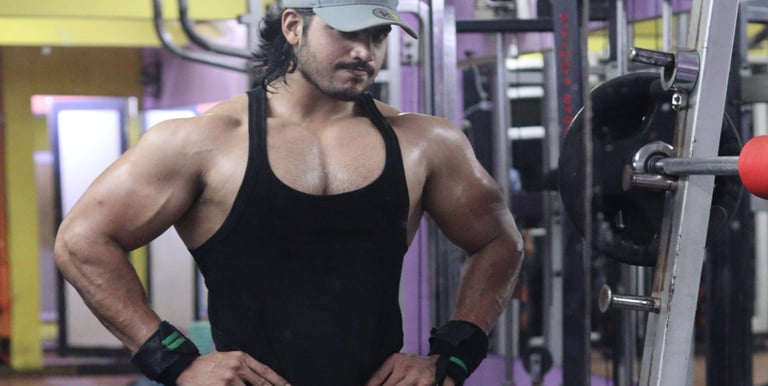 A focused professional doing a workout in the gym