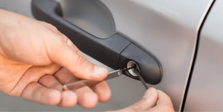 Chaveiro profissional realizando abertura de porta de carro sem chave em Primavera do Leste MT, serviço 24 horas e emergencia