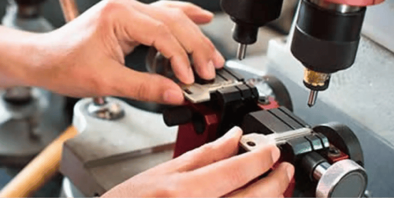 Chaveiro 24 horas em Primavera do Leste MT fazendo cópia de chave simples ou automotiva com máquina de alta precisão.