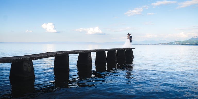 Un couple de mariée sur un ponton en Haute Savoie 