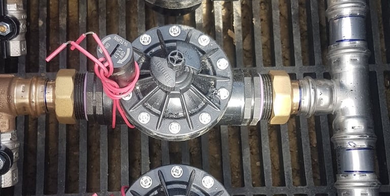 a bunch of pipes and pipes on a grill