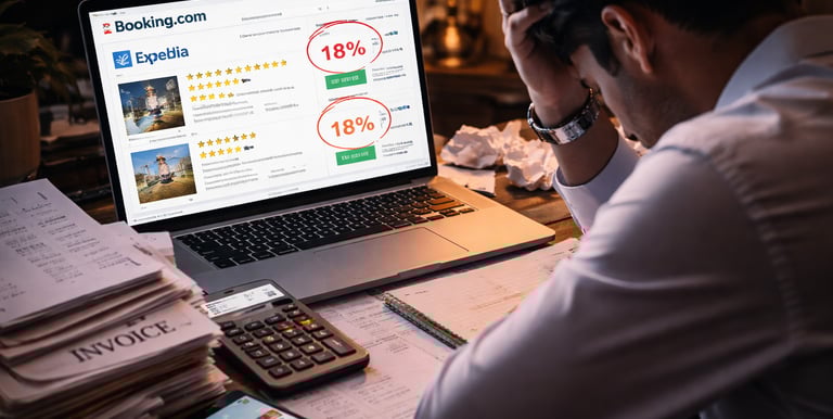 Gestionnaire d’hôtel stressé devant des écrans de plateformes de réservation affichant commissions et promotions, bureau