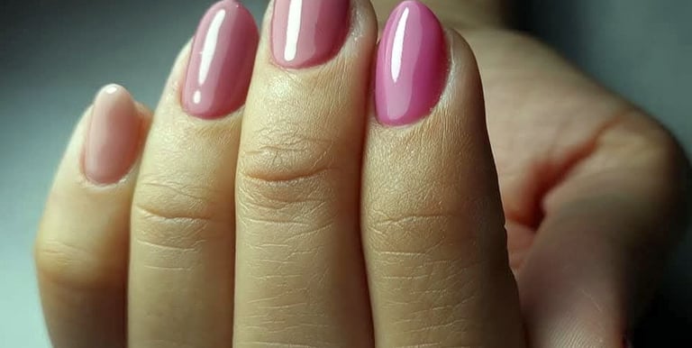 מניקור לק ג'ל בגוון ורוד טבעי – טיפול ביוסקלפצ'ר ב-SBS Beauty Studio.