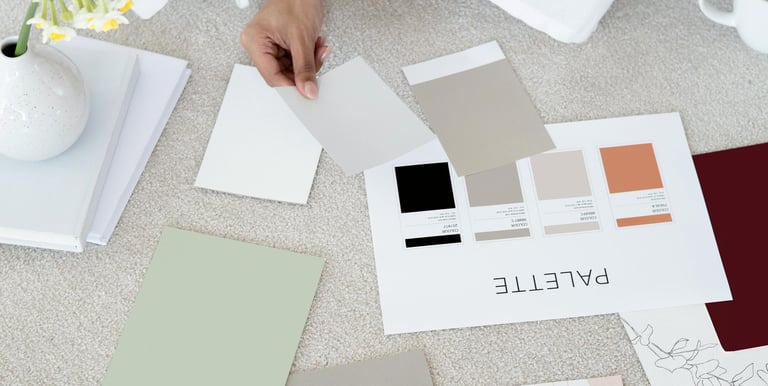 diseñador eligiendo paleta de colores