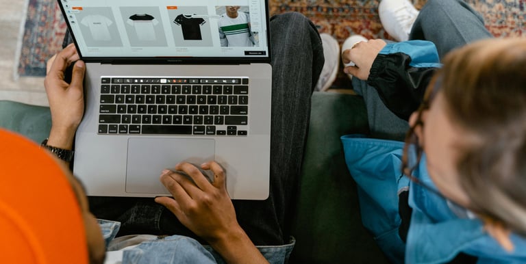 personas viendo una tienda online