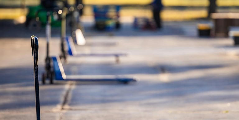 quatro paleteiras azuis enfileiradas lada a lado