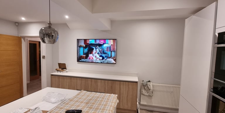 MountMyTV - Samsung 55" TV mounted on a wall in a kitchen with cables hidden in the wall