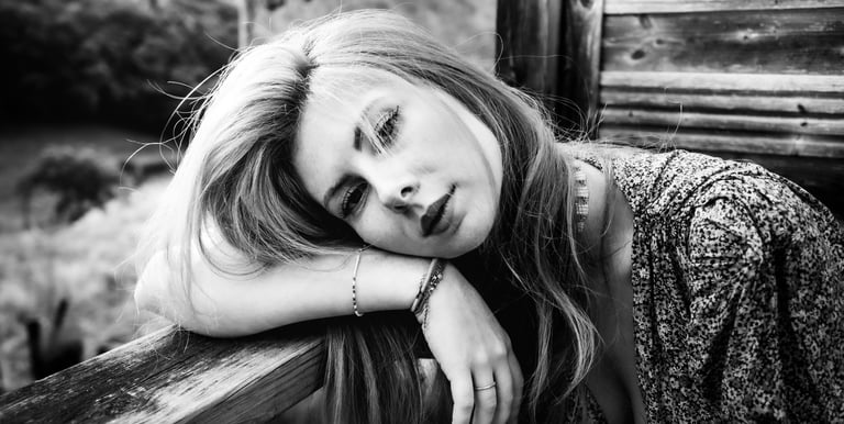 Portrait femme blonde nostalgique