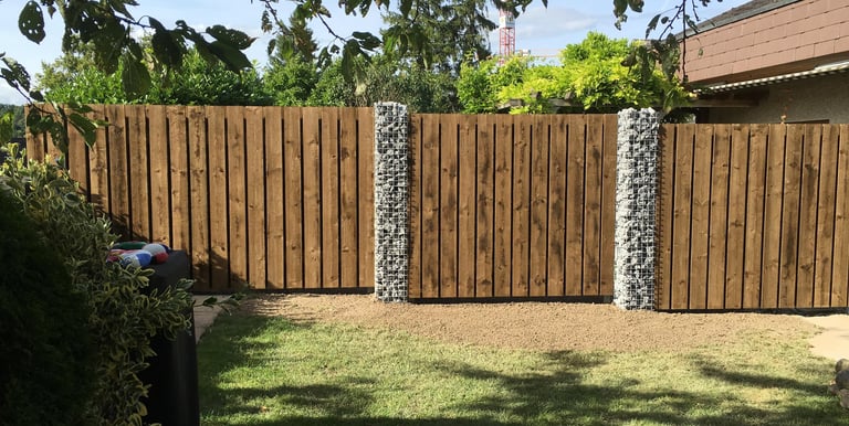 j.landolt gartenbau GmbH in Bülach -Seitenwand aus Holzlatten und Gabionen – Gartenbauer 8180