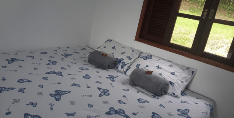 Quarto aconchegante para hospedagem rural no Rancho São Bento em Juquitiba, SP.