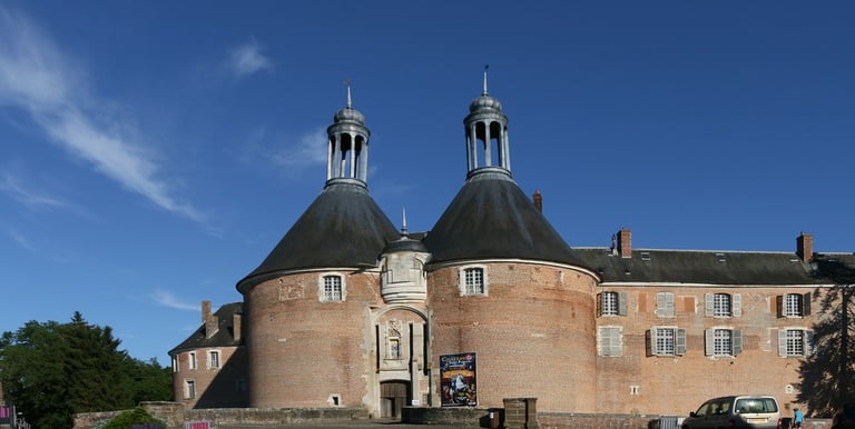 Château de Saint-Fargeau dans l'Yonne proche du Gite de la Maison Bleue situé à Vincelles